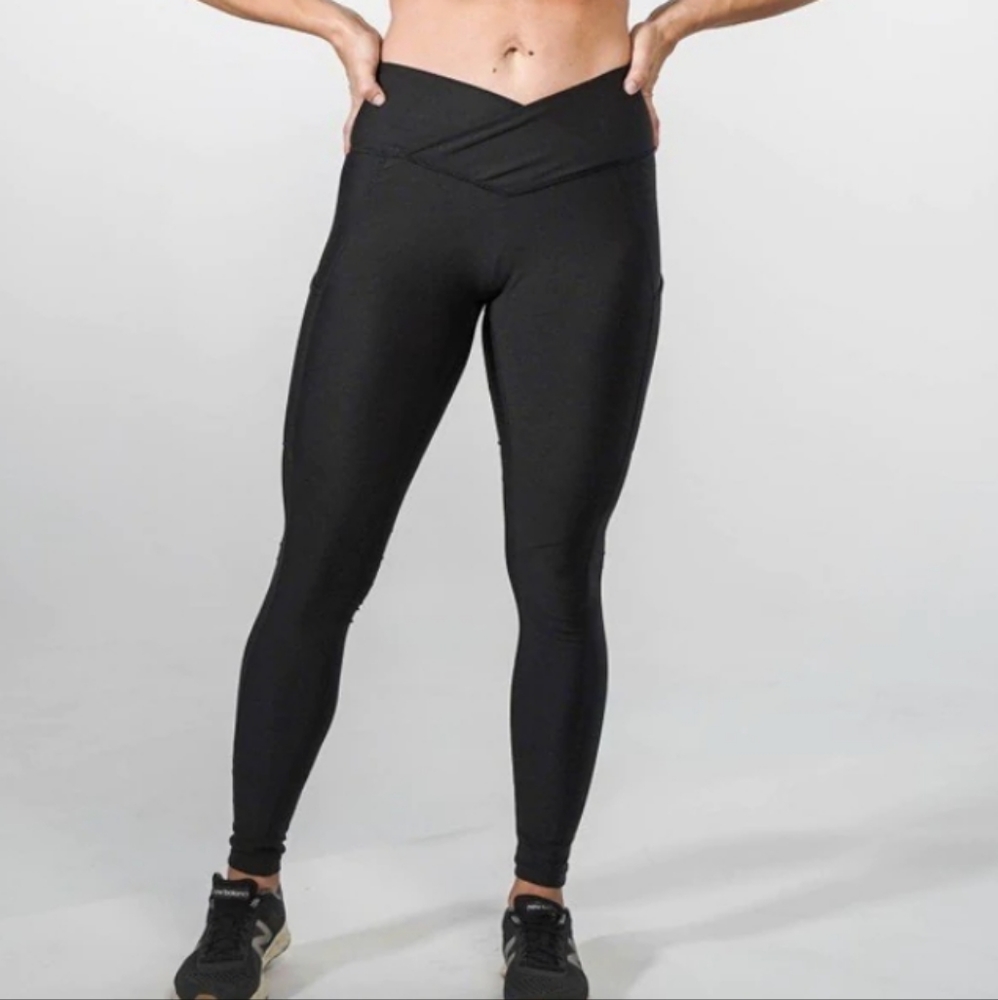 Obsession Shapewear Pristine Pocket Leggings in Classic Black.